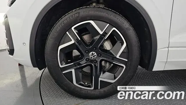 Volkswagen Touareg 2024 — Şəkil 36/38