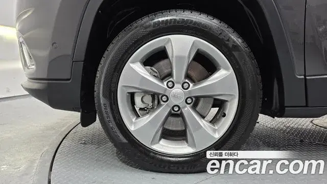 Jeep Cherokee 2021 — Фото 4/20