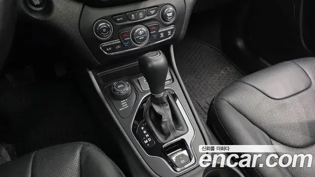Jeep Cherokee 2021 — Фото 8/20