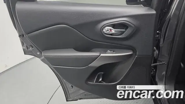 Jeep Cherokee 2021 — Photo 17/35