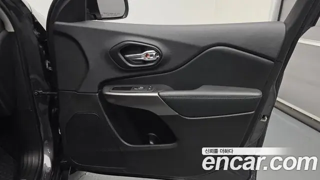 Jeep Cherokee 2021 — Photo 32/35