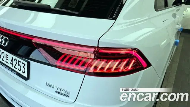 Audi Q8 2022 — ფოტო 8/31