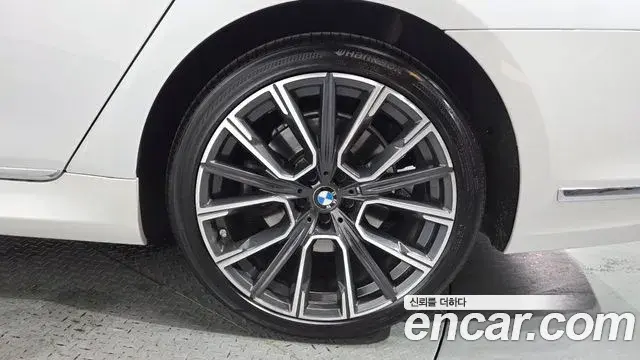 BMW 7 Series 2021 — ფოტო 23/32