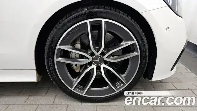 Mercedes-Benz E-Class 2021 — Photo 21/36