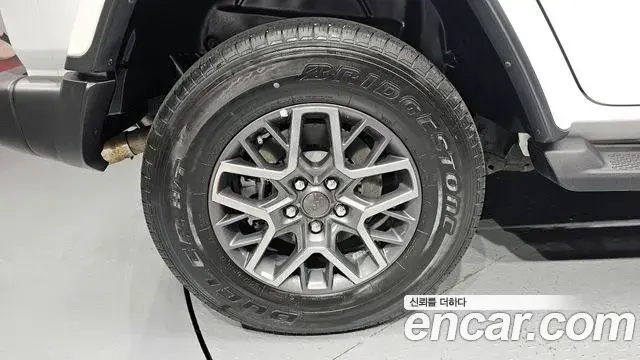 Jeep Wrangler 2021 — ფოტო 22/32