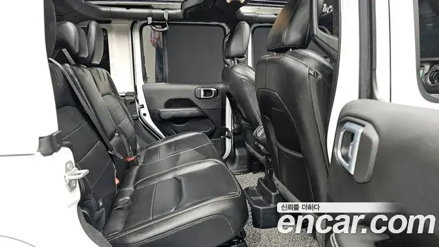 Jeep Wrangler 2021 — ფოტო 23/32
