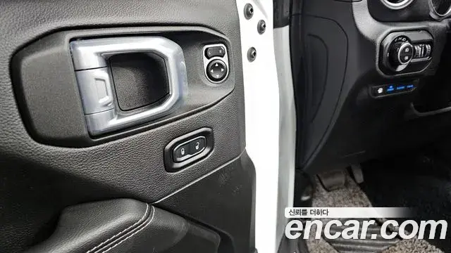 Jeep Wrangler 2021 — ფოტო 6/32