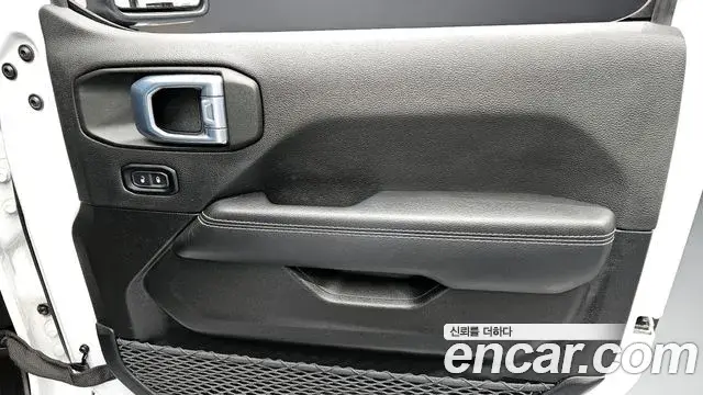 Jeep Wrangler 2021 — ფოტო 14/32