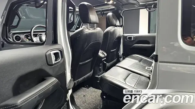 Jeep Wrangler 2021 — ფოტო 18/32