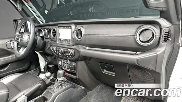 Jeep Wrangler 2021 — ფოტო 24/32