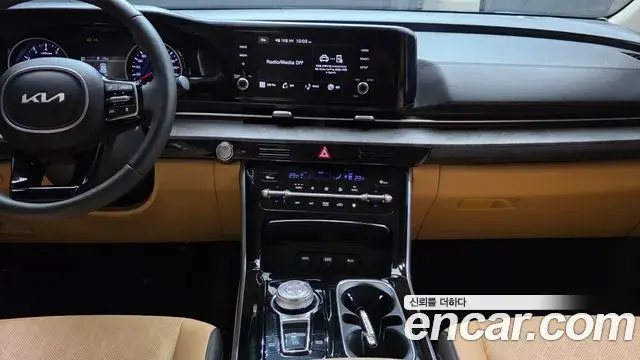 Kia Carnival 2023 — Photo 19/20