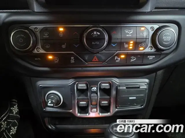 Jeep Wrangler 2019 — Şəkil 10/20