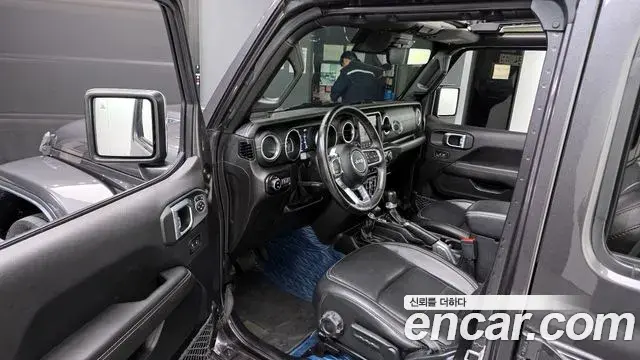 Jeep Wrangler 2021 — ფოტო 17/20