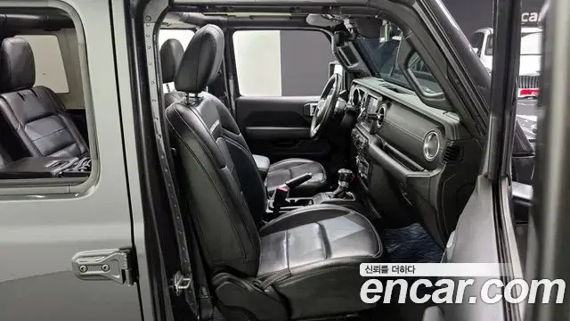 Jeep Wrangler 2021 — ფოტო 18/20
