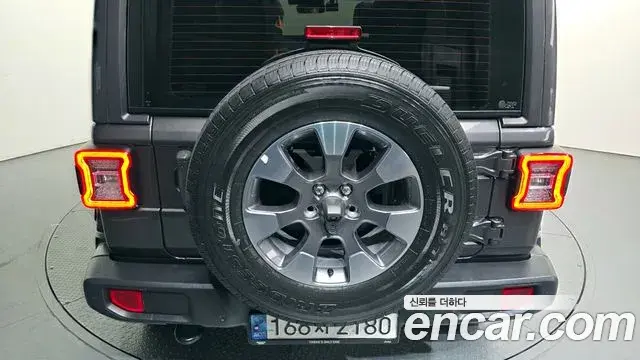 Jeep Wrangler 2021 — ფოტო 7/20