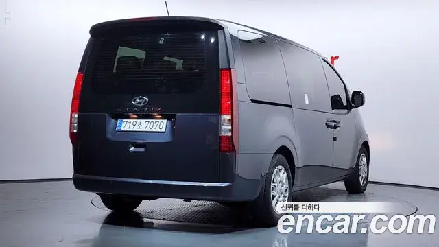 Hyundai Staria 2023 — ფოტო 13/32