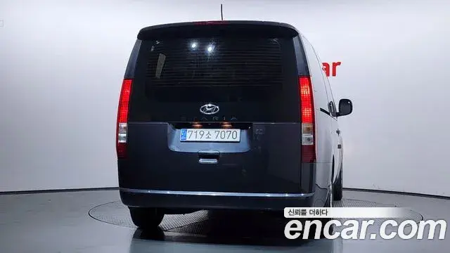 Hyundai Staria 2023 — ფოტო 10/32