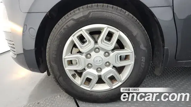 Hyundai Staria 2023 — ფოტო 30/32