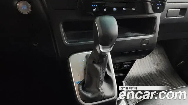 Hyundai Staria 2023 — ფოტო 24/32