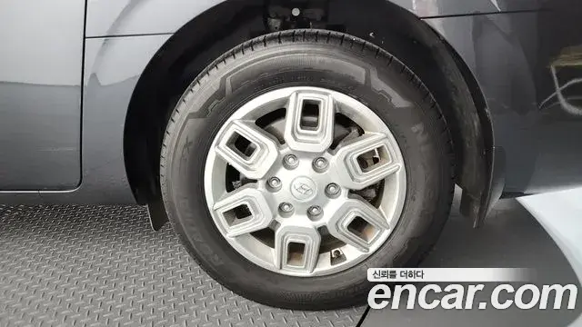 Hyundai Staria 2023 — ფოტო 3/32