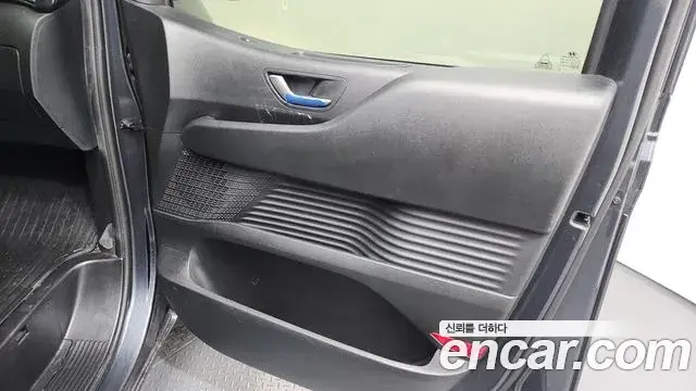 Hyundai Staria 2023 — ფოტო 17/32