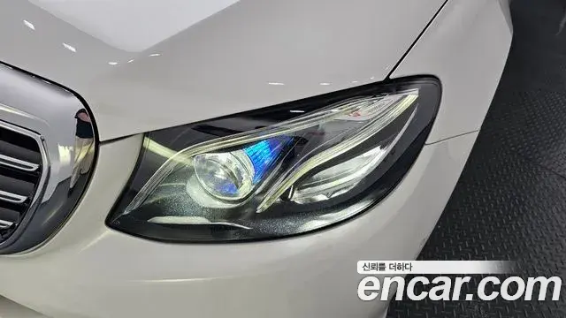 Mercedes-Benz E-Class 2020 — ფოტო 28/37