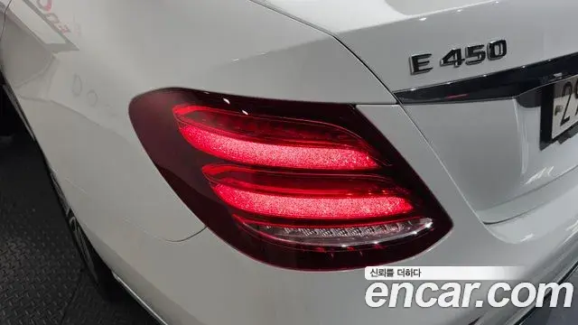 Mercedes-Benz E-Class 2020 — ფოტო 18/37