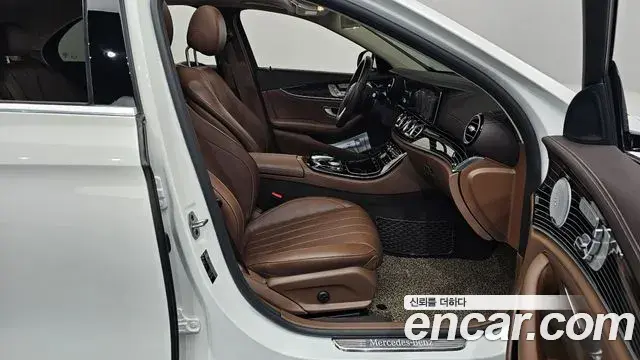 Mercedes-Benz E-Class 2020 — ფოტო 31/37