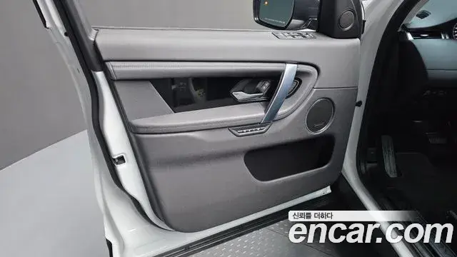 Land Rover Discovery Sport 2020 — Photo 7/33