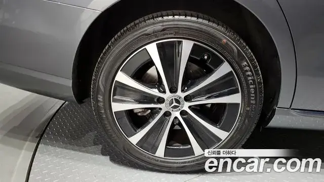 Mercedes-Benz E-Class 2021 — Photo 5/20