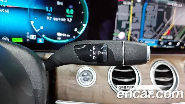 Mercedes-Benz E-Class 2021 — Photo 8/20