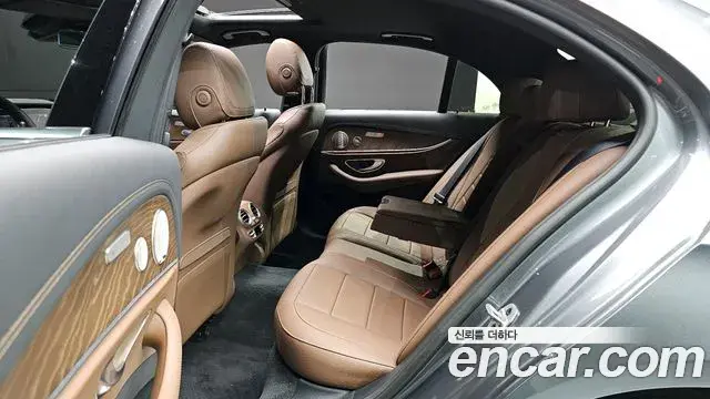 Mercedes-Benz E-Class 2021 — Photo 11/20