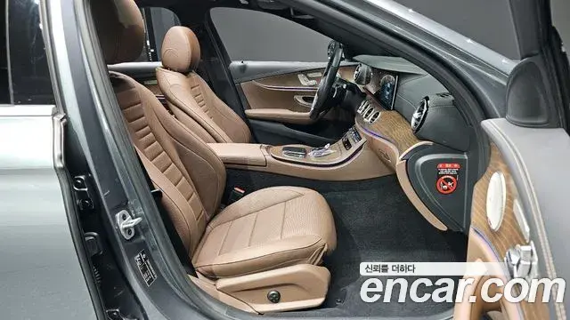 Mercedes-Benz E-Class 2021 — Photo 12/20