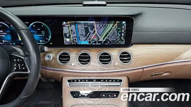 Mercedes-Benz E-Class 2021 — Photo 13/20