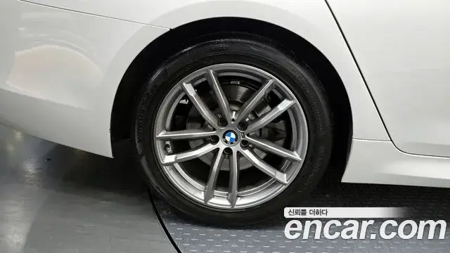 BMW 5 Series 2019 — Şəkil 23/37