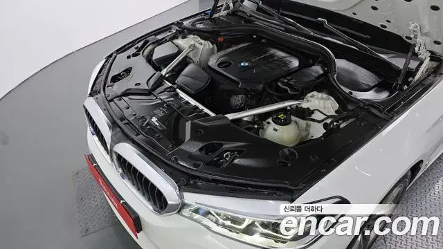 BMW 5 Series 2019 — Şəkil 12/37