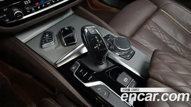 BMW 5 Series 2019 — Şəkil 9/37