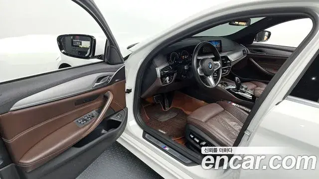 BMW 5 Series 2019 — Şəkil 28/37