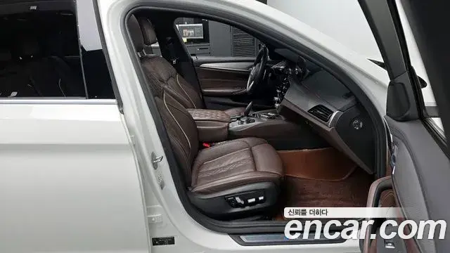 BMW 5 Series 2019 — Şəkil 8/37