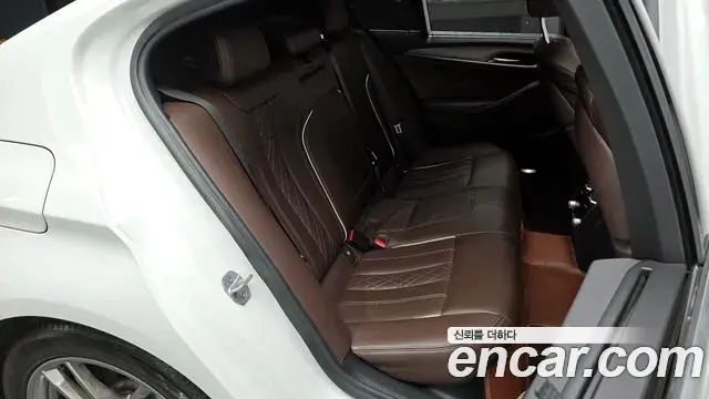 BMW 5 Series 2019 — Şəkil 33/37