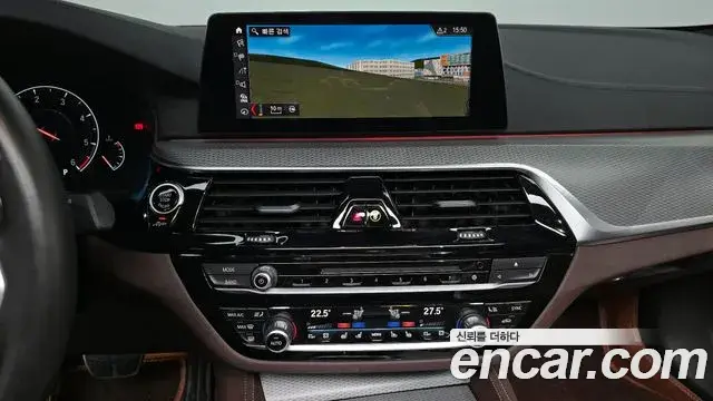 BMW 5 Series 2019 — Şəkil 16/37