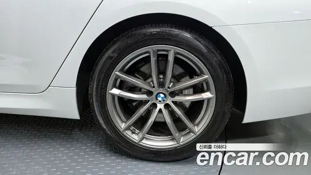 BMW 5 Series 2019 — Şəkil 34/37
