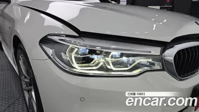BMW 5 Series 2019 — Şəkil 35/37