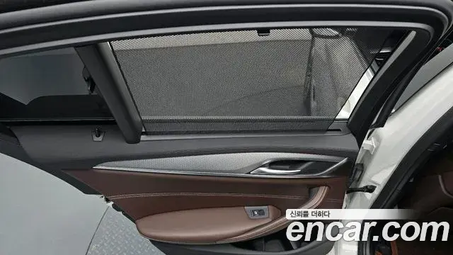 BMW 5 Series 2019 — Şəkil 30/37