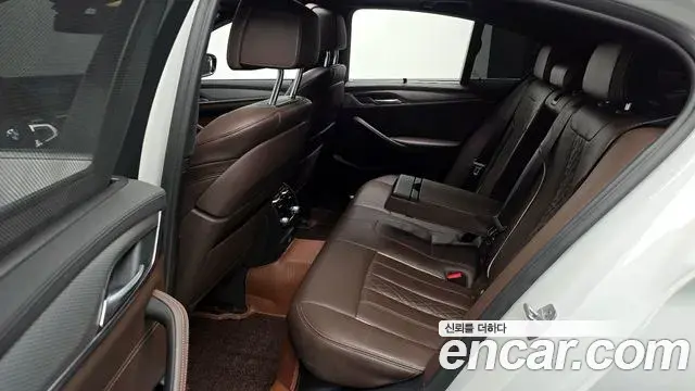 BMW 5 Series 2019 — Şəkil 36/37