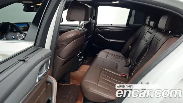 BMW 5 Series 2019 — Şəkil 15/37
