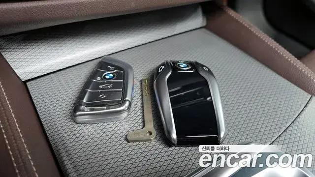 BMW 5 Series 2019 — Şəkil 27/37