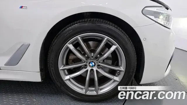 BMW 5 Series 2019 — Şəkil 14/37