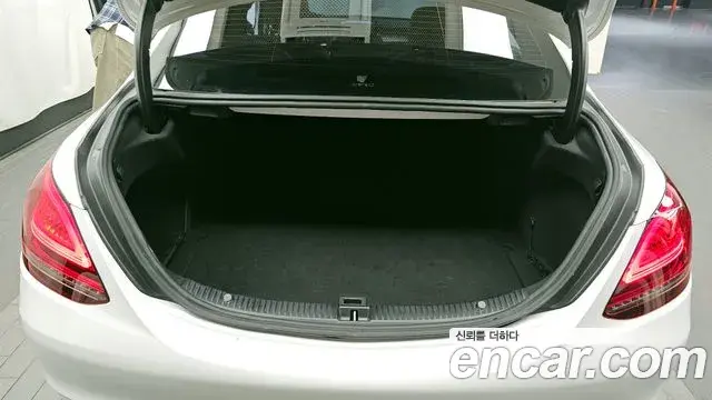Mercedes-Benz C-Class 2020 — Photo 12/31
