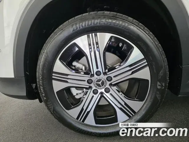 Mercedes-Benz EQB 2025 — Photo 10/15
